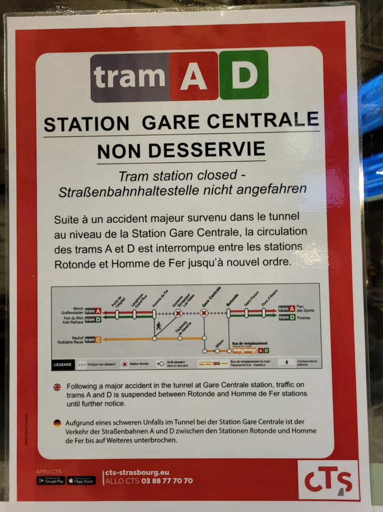 Hinweistafel am Bahnhof Strasbourg, welche auf Französisch, Englisch und Deutsch auf den eingestellten Trambetrieb infolge eines schweren Unfalls hinweist.