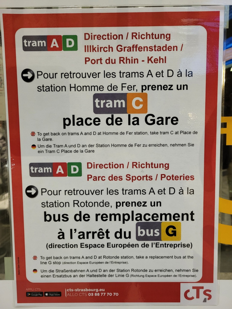 Hinweistafel am Bahnhof Strasbourg, welche auf Französisch, Englisch und Deutsch auf alternative Reisemöglichkeiten hinweist.