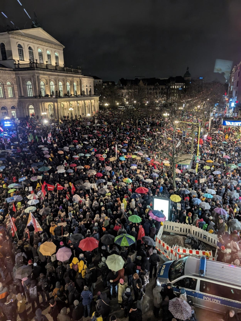 Tausende Demonstranten,b im Hintergrund die Oper