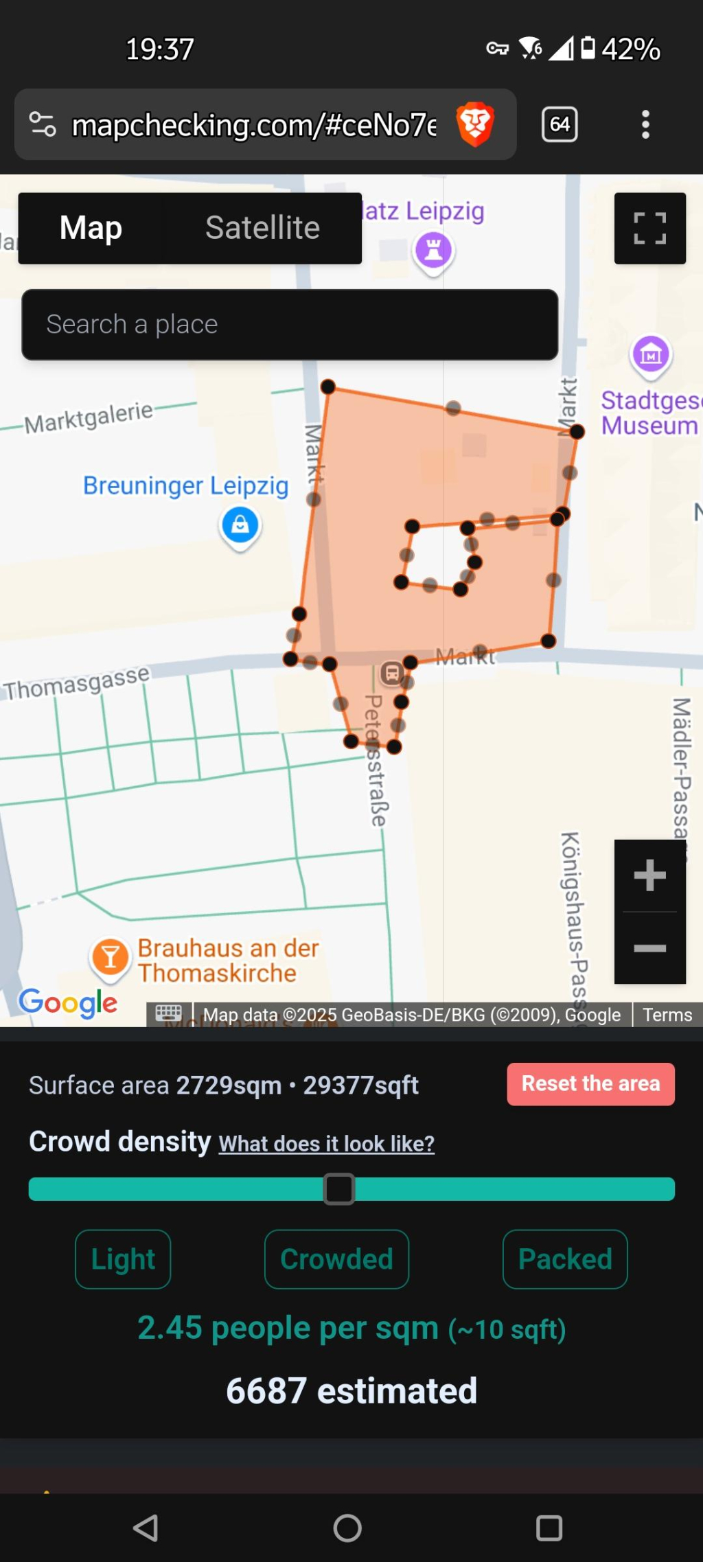 Screenshot von mapchecking, der eine Karte des Marktplatzes von Leipzig zeigt.
Darauf ist ein "belegter Bereich" eingezeichnet.
Ein Schieberegler unter der Karte lässt die Justierung von "leicht" bis "sehr eng stehend" zu, was die ungefähre Personenzahl zur Fläche berechnet.