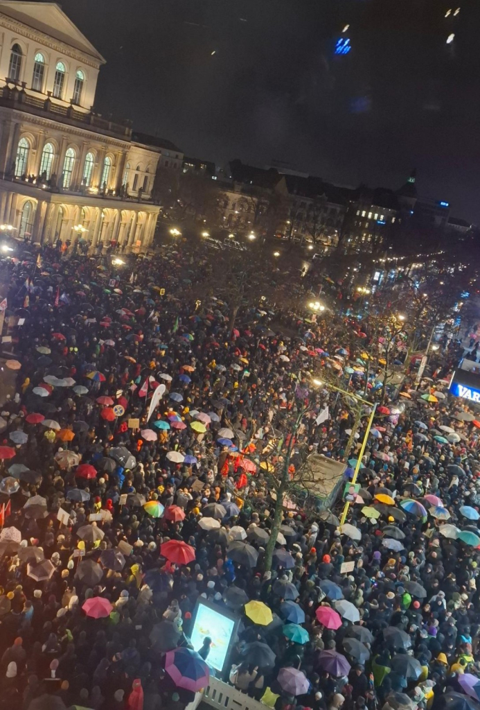 Ein Bild von Menschenmassen auf dem Opernplatz fotografiert von Oben.