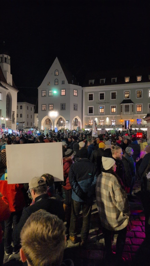 Viele Menschen versammelt auf dem Marienplatz. 