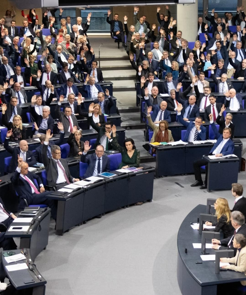 Foto der Abstimmung im Bundestag über das Zustrombegrenzungsgesetz, dem Mitglieder der Fraktionen von CDU/CDU und AfD gemeinsam zustimmten, 31.1.2025.