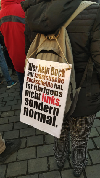 Demoschild: 

Wer kein Bock auf rassistische Kackscheiße hat ist übrigens nicht links sondern normal. 