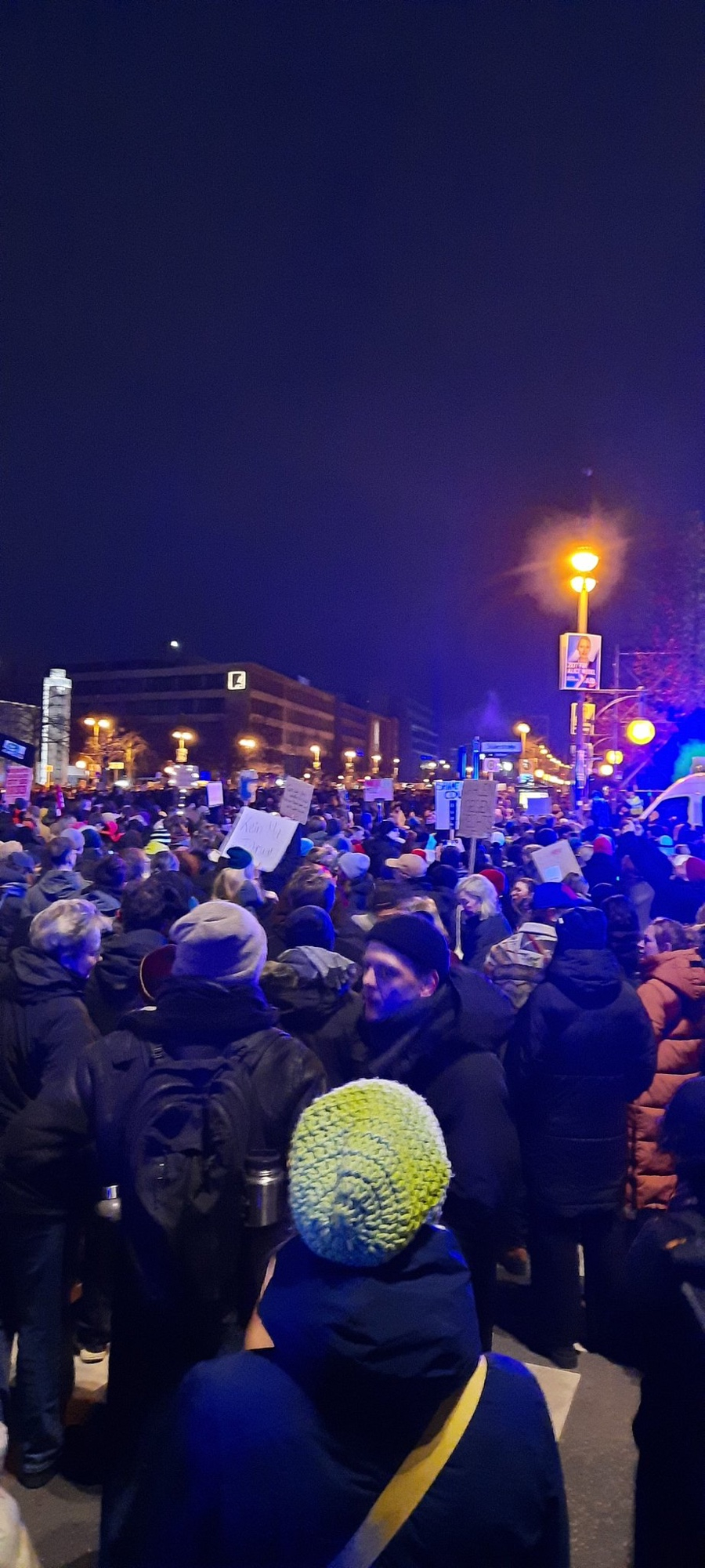 Kurz vor dem Adenauer-Haus in Berlin: die Straßen sind brechend voll.