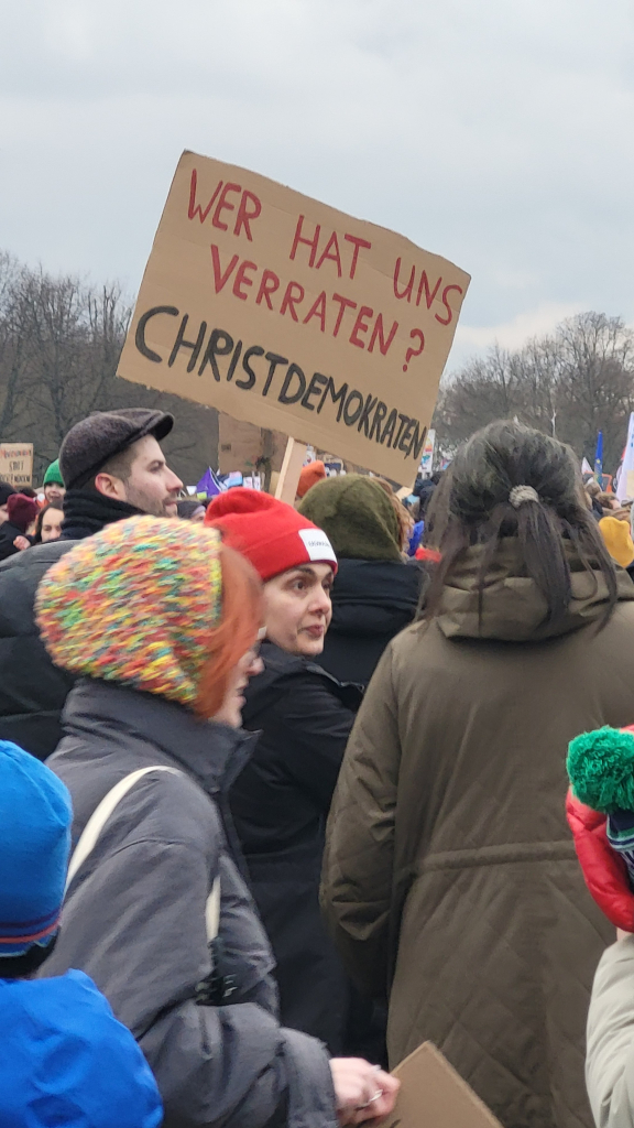 Demo, Schild wer hat uns verraten - Christdemokraten