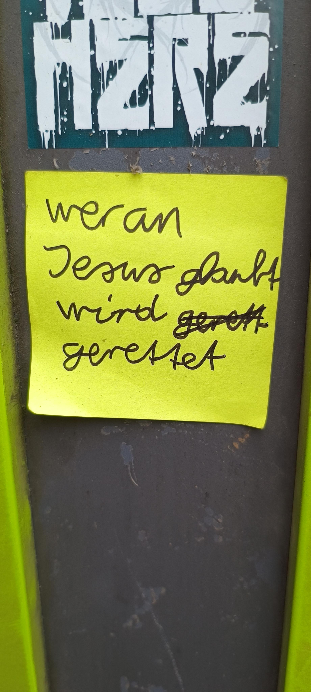 Ein gelber PostIt-Zettel auf dem steht:

wearn Jesus glaubt wird gerettet 