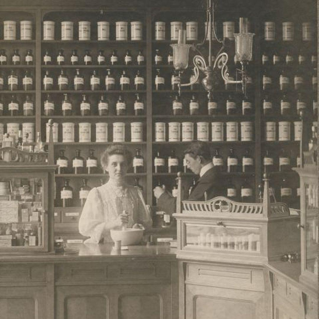 Magdalena Meub am Verkaufstresen der Löwen-Apotheke in Ehingen, die sie mit ihrem Mann (im Hintergrund) 48 Jahre lang führte.