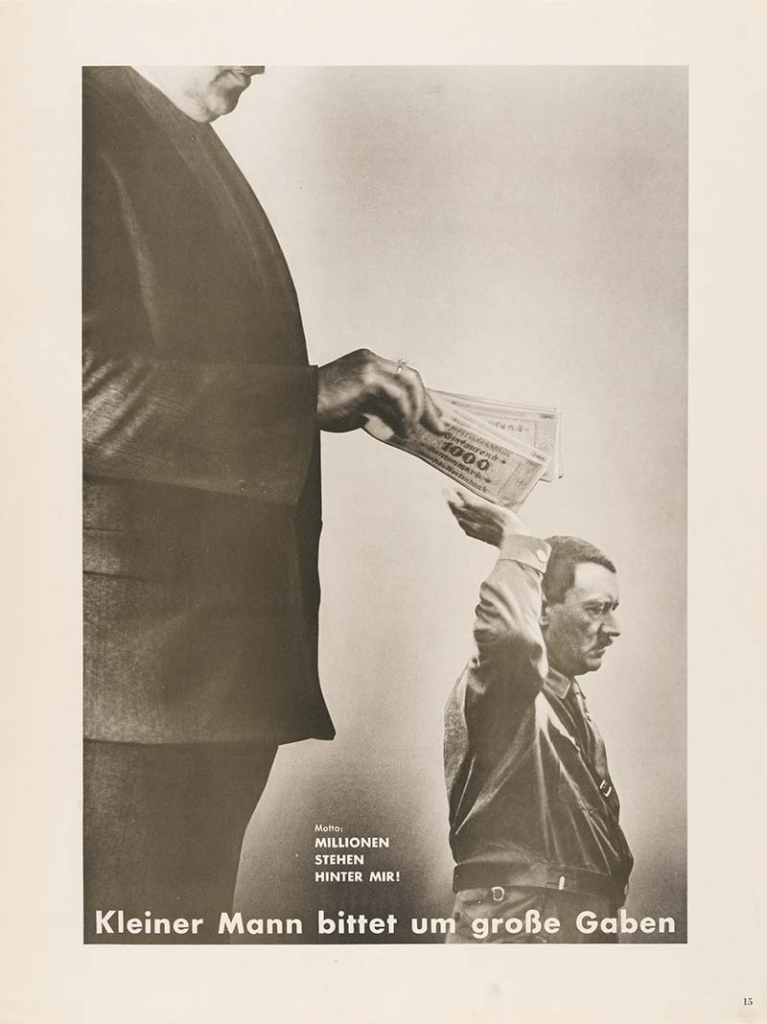 Alte Collage von John Heartfield (1937?).
Ein kleiner Hitler streckt seinen rechten Arm nach oben zum Drecksgruß und bekommt von einem viel größeren Industriellen (Krupp?) Geldscheine auf die Hand.