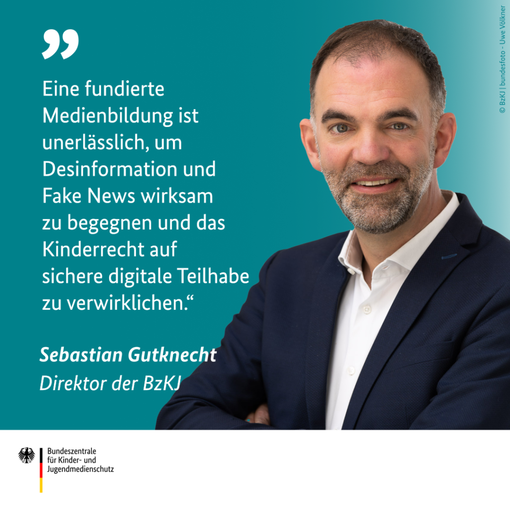 Die Abbildung zeigt den Direktor der Bundeszentrale für Kinder- und Jugendmedienschutz und den Auszug von einem Zitat aus einer Pressemitteilung: "Eine fundierte Medienbildung ist unerlässlich, um Desinformation und Fake News  wirksam zu begegnen und das Kinderrecht auf sichere digitale Teilhabe zu verwirklichen."