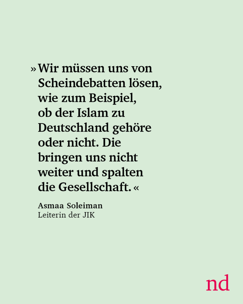 “Wir müssen uns von Scheindebatten lösen, wie zum Beispiel, ob der Islam zu Deutschland gehöre oder nicht. Die bringen uns nicht weiter und spalten die Gesellschaft.”
Asmaa Soleiman,
Leiterin der Jungen Islam Konferenz