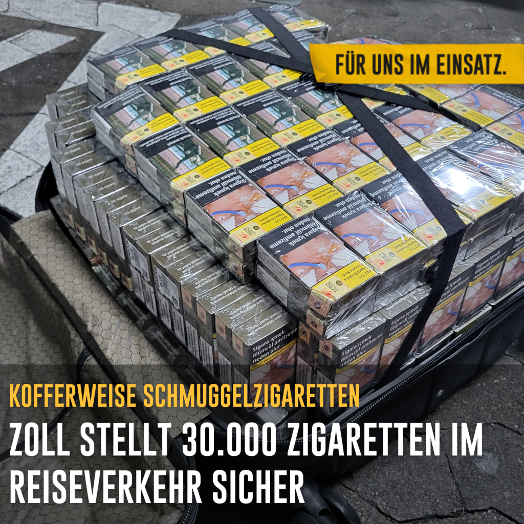 Bild: Foto eines offenen Koffers. In dem Koffer sind mehrere Stangen Zigaretten gestapelt.
Text: Kofferweise Schmuggelzigaretten / Zoll stellt 30.000 Zigaretten im Reiseverkehr sicher