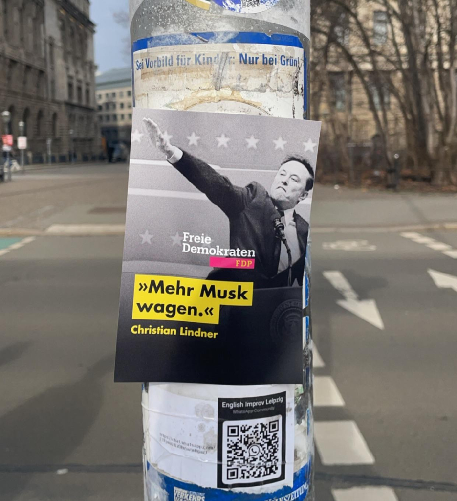 Ein Aufkleber / Sticker an einem Pfahl in Leipzig. Der Sticker ist im FDP-Wahlplakat Design gehalten. Im Hintergrund sieht man Elon Musk, der einen Hitlergruß zeigt. In der Mitte der Text "Freie Demokraten FDP"

Darunter ein Zitat von Christian Lindner: "Mehr Musk wagen."