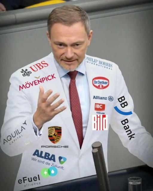 Ein satirisch bearbeitetes Bild zeigt Christian Lindner am Rednerpult. Er trägt ein weißes Jackett, das mit zahlreichen Logos bekannter Unternehmen und Marken versehen ist, ähnlich wie ein Rennfahreranzug. Zu den sichtbaren Logos gehören unter anderem UBS, Mövenpick, Philip Morris, Dr. Oetker, Allianz, Porsche, Bild, BB Bank, Aquila Capital, ALBA, eFuel Alliance und IBC Solar. Die Anordnung der Logos soll humorvoll andeuten, dass Lindner von vielen Konzernen „gesponsert“ wird, was eine Kritik an möglicher wirtschaftlicher Einflussnahme auf die Politik darstellt.