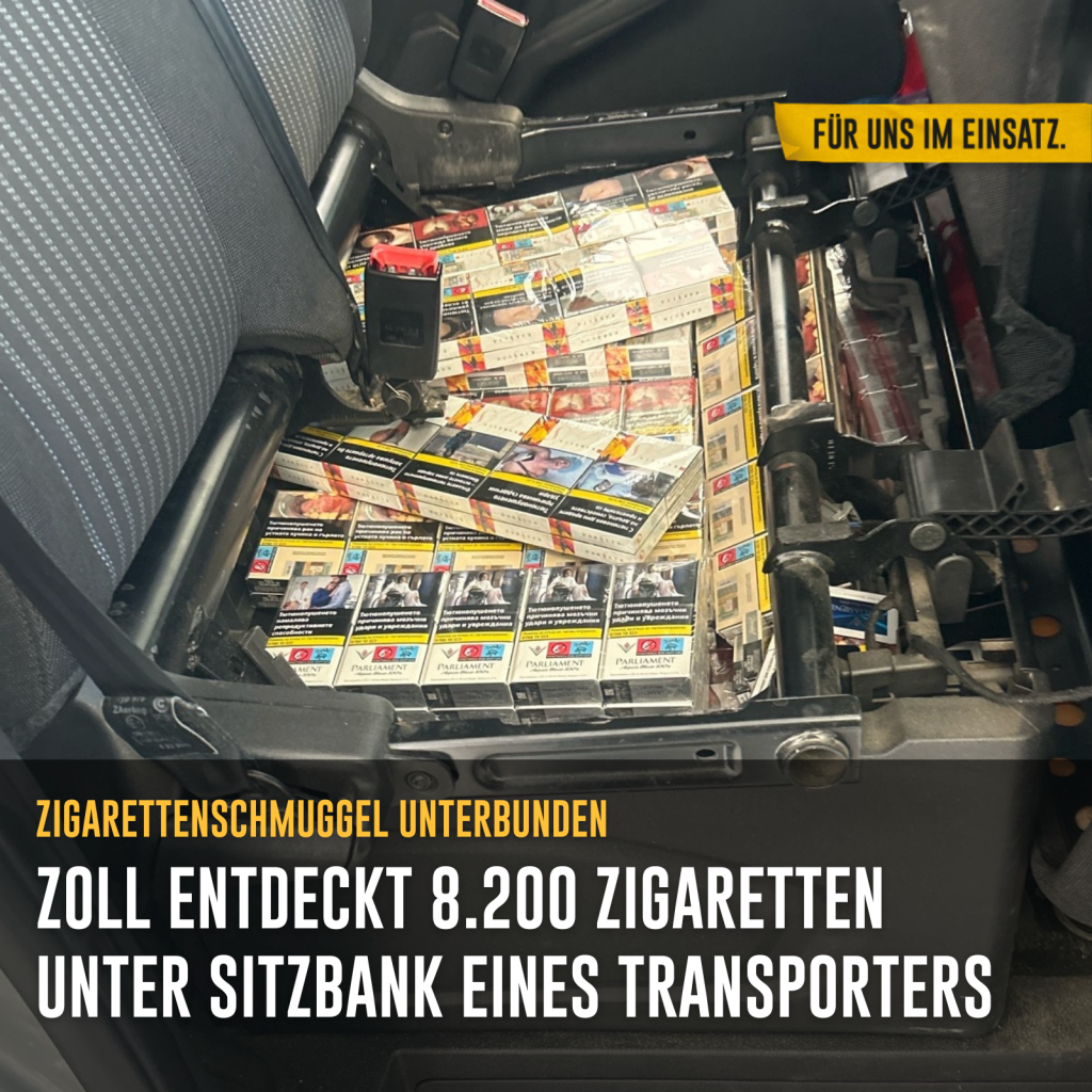 Mehrere Zigarettenpackungen sind unter einem Sitz versteckt. Text: Zigarettenschmuggel unterbunden. Zoll entdeckt 8.200 Zigaretten unter Sitzbank eines Transporters.