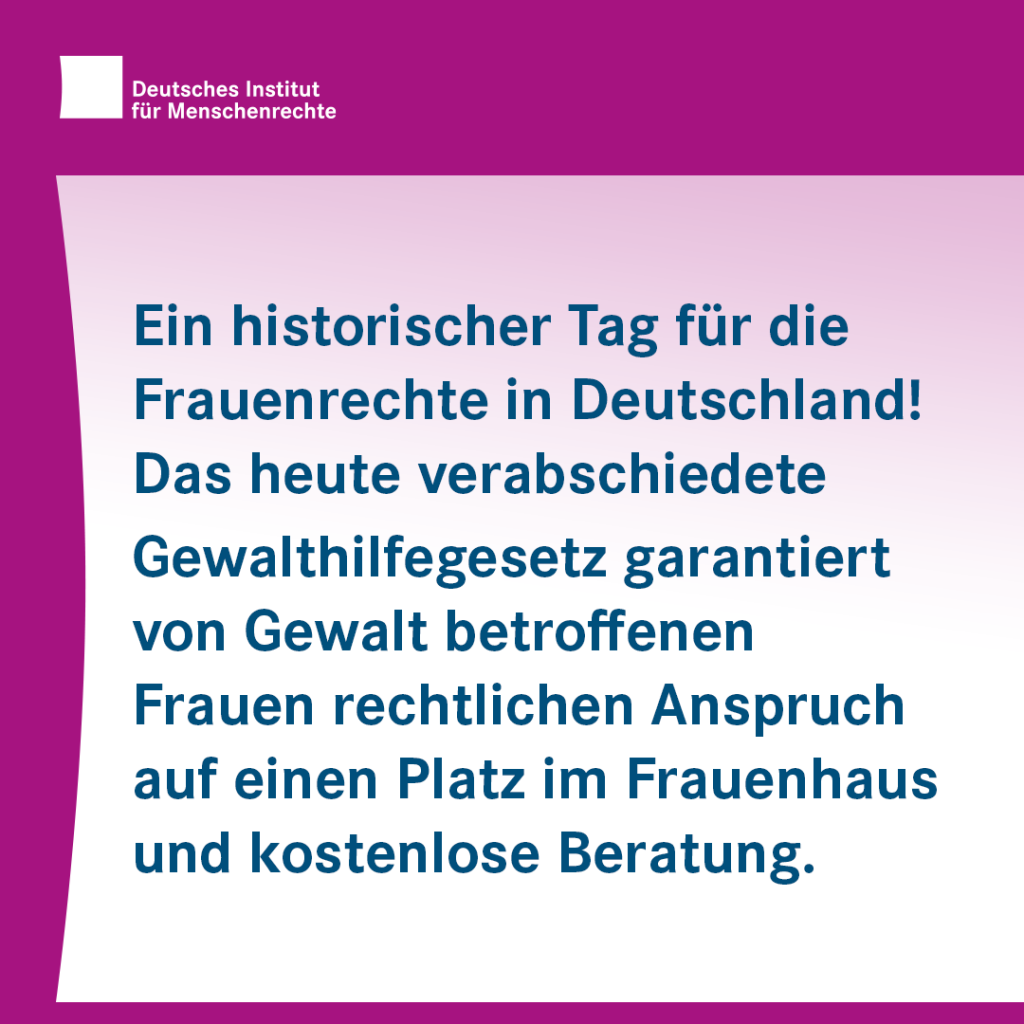 Sharepic mit violetter Hintergrundfarbe. Auf einer weißen segelartigen Form steht der Text: „Ein historischer Tag für die Frauenrechte in Deutschland! Das heute verabschiedete Gewalthilfegesetz garantiert von Gewalt betroffenen Frauen rechtlichen Anspruch auf einen Platz im Frauenhaus und kostenlose Beratung.“ 