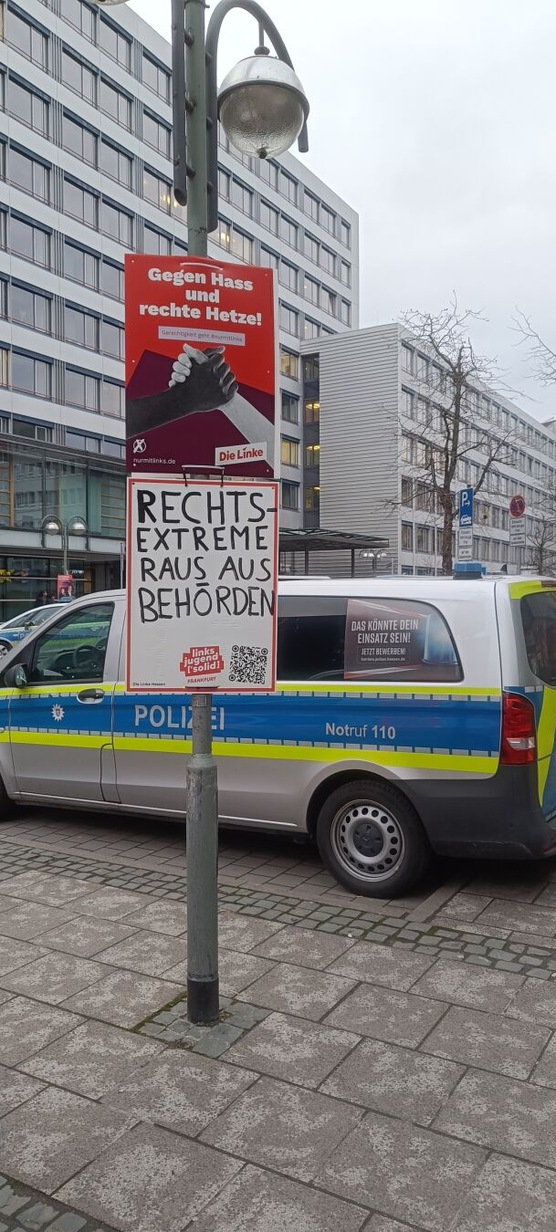 rechtsextreme raus aus Behörden Plakat der Linksjugend Solid direkt vor dem legendären konstabler wacher Revier.