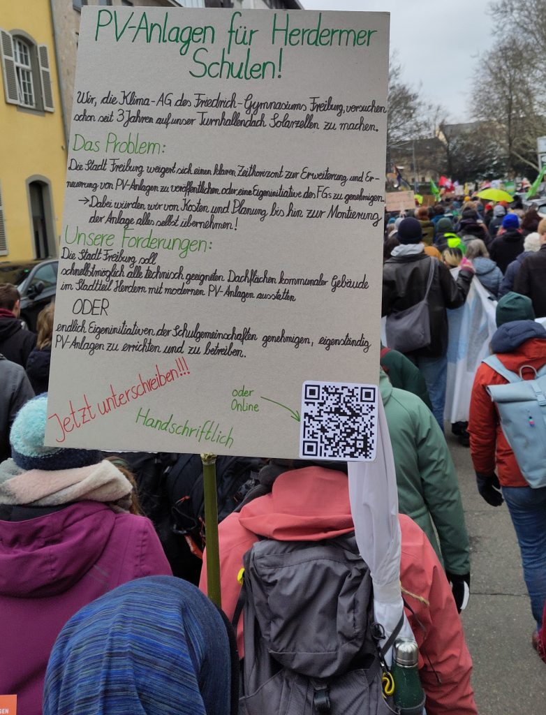 Unterschriftensammlung für Photovoltaik auf Schuldächern in Freiburg-Herdern 