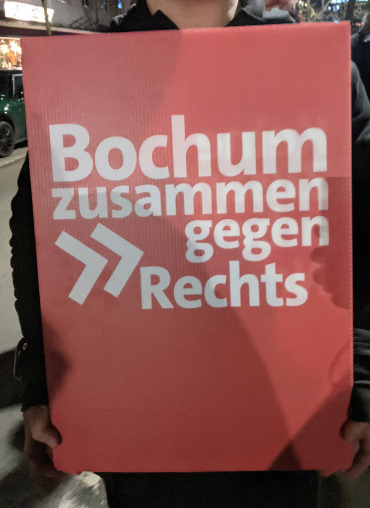 Demo-Schild mit der Aufschrift "Bochum zusammen gegen Rechts"