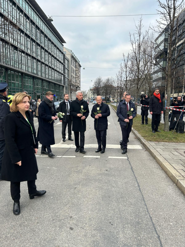 #München: Bundesminister Volker Wissing und Bundeskanzler Olaf Scholz legen Blumen nieder am Ort des Attentats. Unser Mitgefühl gilt den Opfern und Angehörigen Dank den entschlossenen Einsatzkräften.