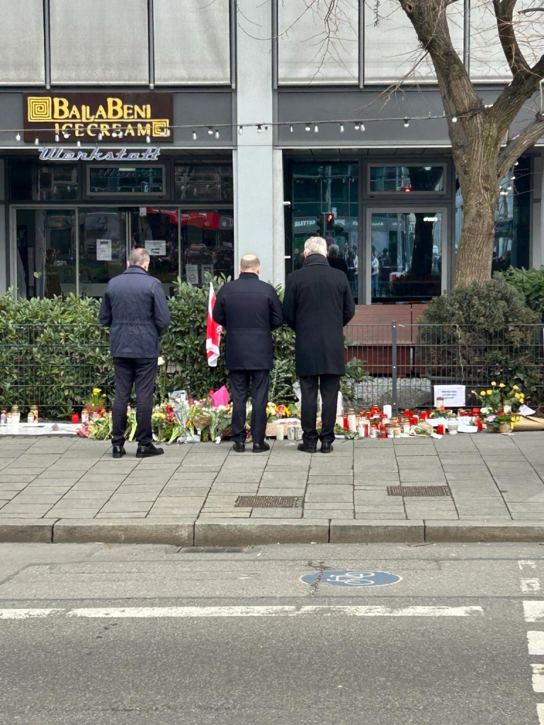 #München: Bundesminister Volker Wissing und Bundeskanzler Olaf Scholz legen Blumen nieder am Ort des Attentats. Unser Mitgefühl gilt den Opfern und Angehörigen Dank den entschlossenen Einsatzkräften.