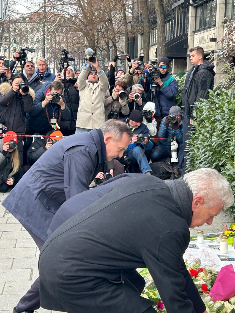 #München: Bundesminister Volker Wissing und Bundeskanzler Olaf Scholz legen Blumen nieder am Ort des Attentats. Unser Mitgefühl gilt den Opfern und Angehörigen Dank den entschlossenen Einsatzkräften.