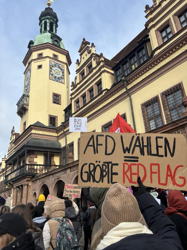 Demo vor dem Alten Rathaus, ein Demoschild mit der Aufschrift „ AfD wählen = Größte Red flag“