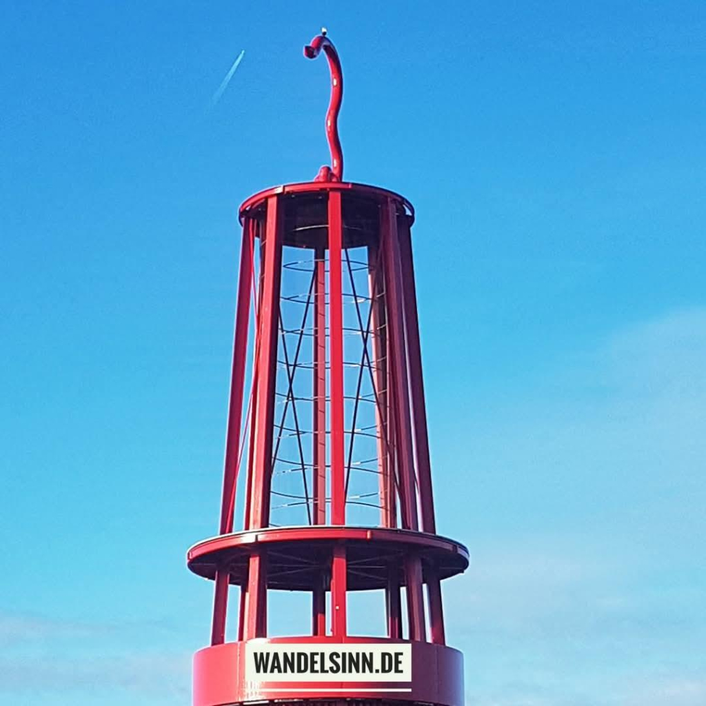 Der obere Teil einer überdimensionalen roten Grubenlampe vor blauem Himmel. Ganz unten der Schriftzug: WANDELSINN.DE