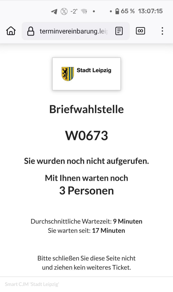 Digitale Angaben zur Wartezeit in der Briefwahlstelle, abrufbar über einen QR-Code, der sich auf dem Ticket für den Wartebereich befindet. Neben der eigenen Wartenummern gibt es Angaben zur Anzahl der noch wartenden Personen sowie die eigene Wartezeit.