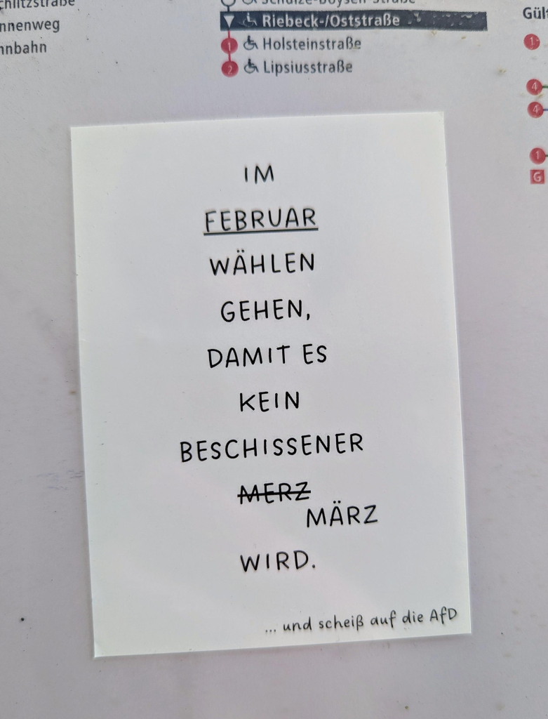 Sticker: "Im Februar wählen gehen, damit es kein beschissener Merz wird."