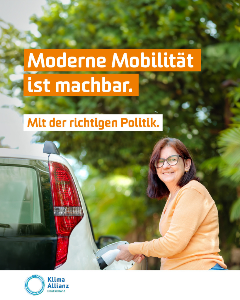 Man sieht eine Frau, die gerade ein E-Auto auflädt. Text im Bild: Moderne Mobilität ist machbar. Mit der richtigen Politik.