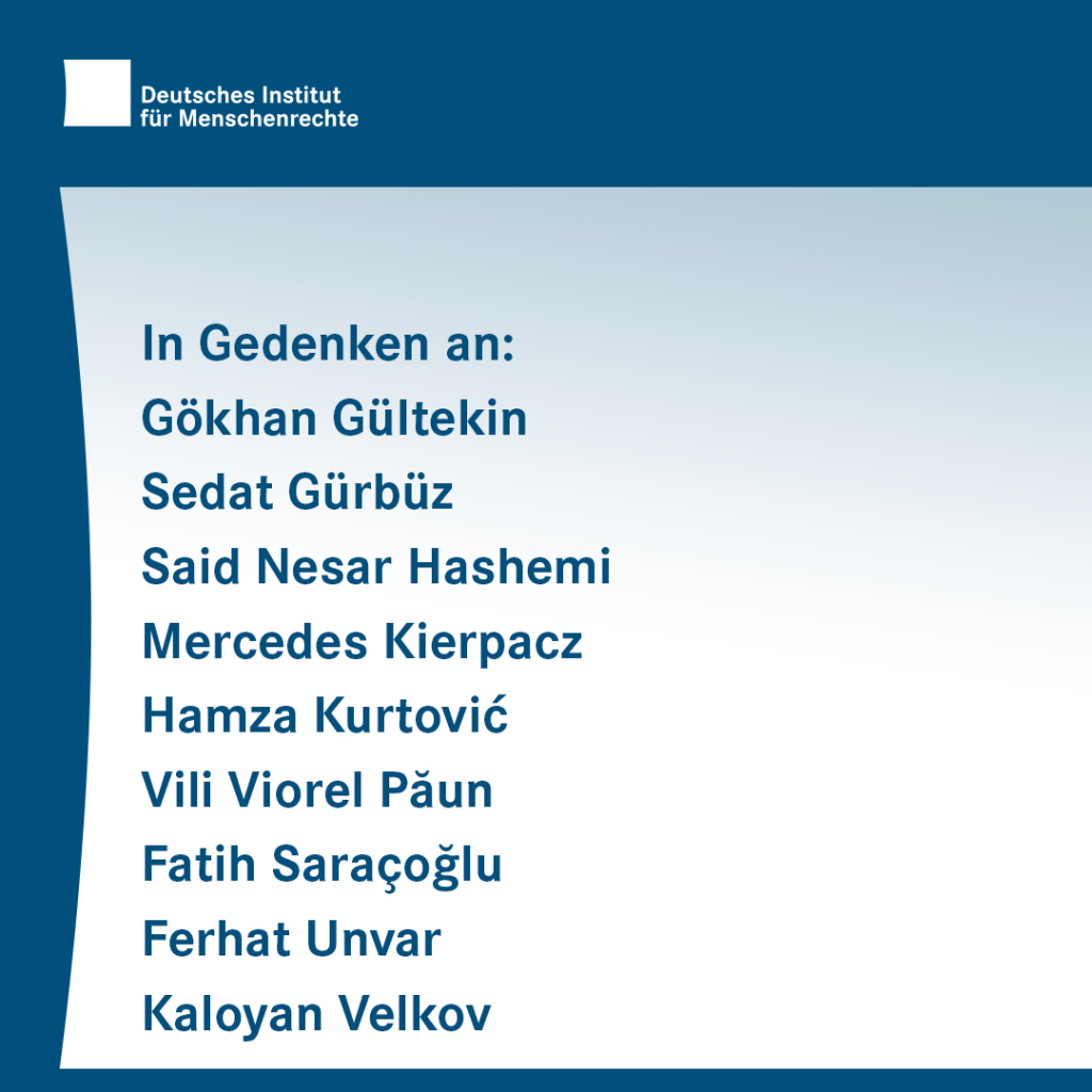 Dunkelblau-weiße Textkachel: In Gedenken an: Gökhan Gültekin, Sedat Gürbüz, Said Nesar Hashemi, Mercedes Kierpacz, Hamza Kurtović, Vili Viorel Păun, Fatih Saraçoğlu, Ferhat Unvar, Kaloyan Velkov.