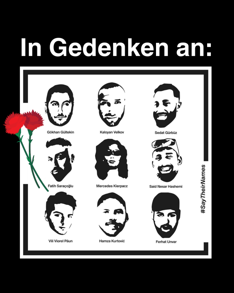 Schwarzer Hintergrund, darauf die skizzierten Köpfe von den neun Opfern in Hanau. Daneben ist eine rote Blume. Über dem Bild steht: In Gedanken an. Neben dem Bild #SayTheirNames