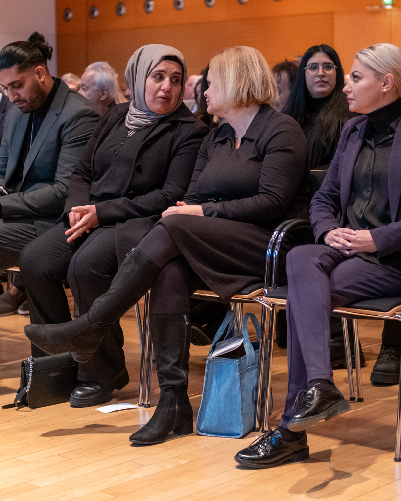 Bundesinnenministerin Nancy Faeser im Gespräch mit Angehörigen der Opfer von Hanau. Foto: Bundesfoto