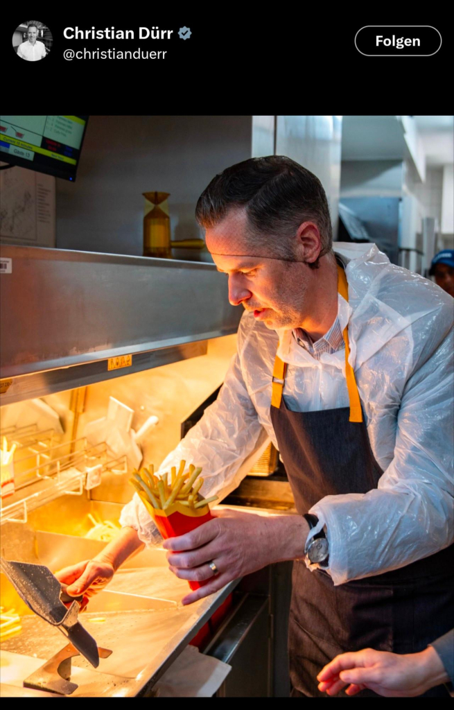 Dürr, FDP, mit Pommes in der Hand, arbeitet im Burger-Laden.