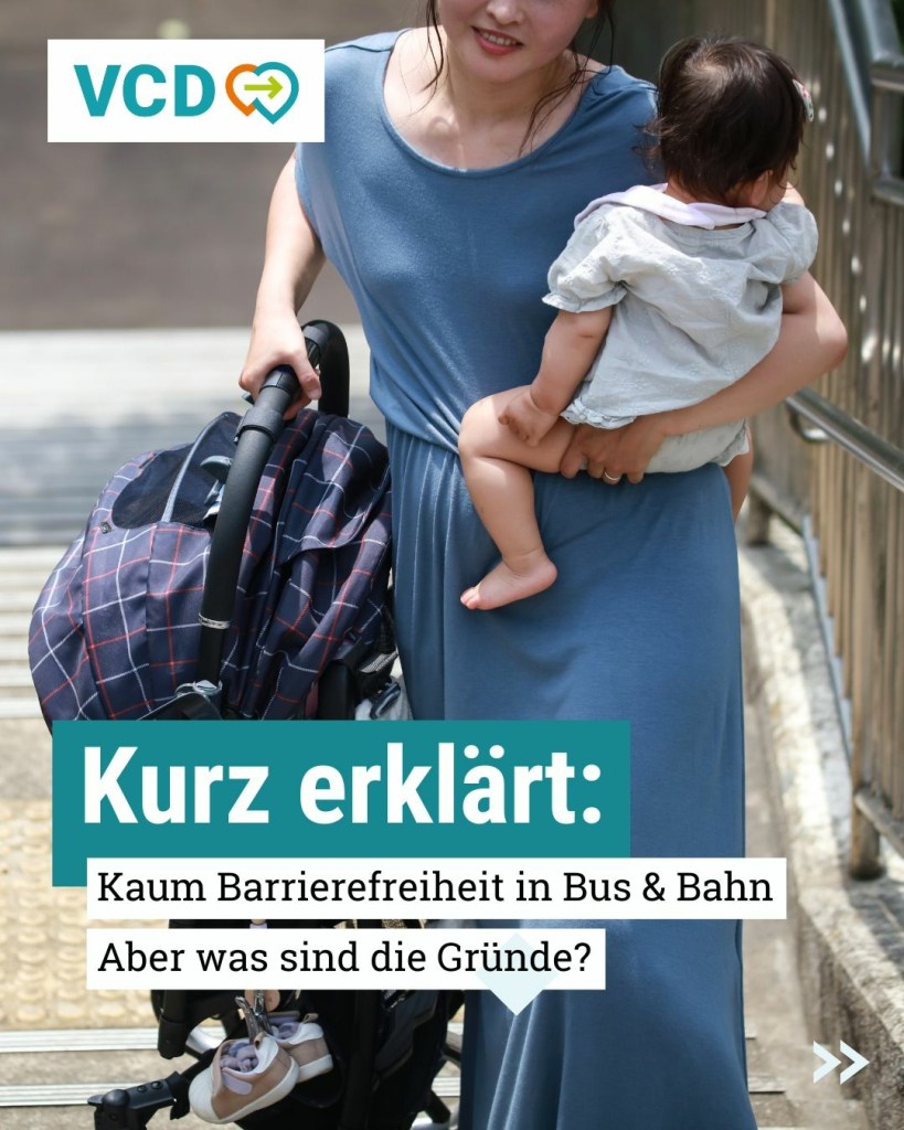 Man sieht eine Frau, die auf dem einen Arm ein Baby trägt und mit dem anderen, einen Kinderwagen eine Treppe hoch schleppt. Text im Bild: Kurz erklärt: Kaum Barrierefreiheit in Bus & Bahn Aber was sind die Gründe?