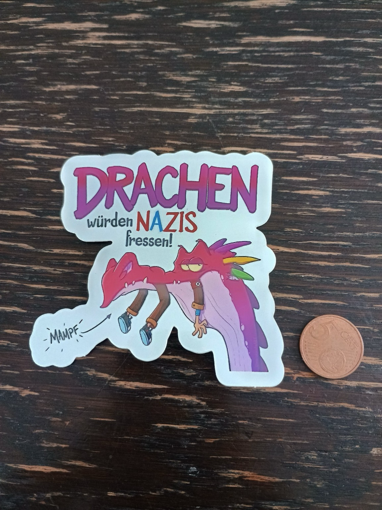 Der gleiche sticker. Mit einer 5 cent münze als größenvergleich nebendran