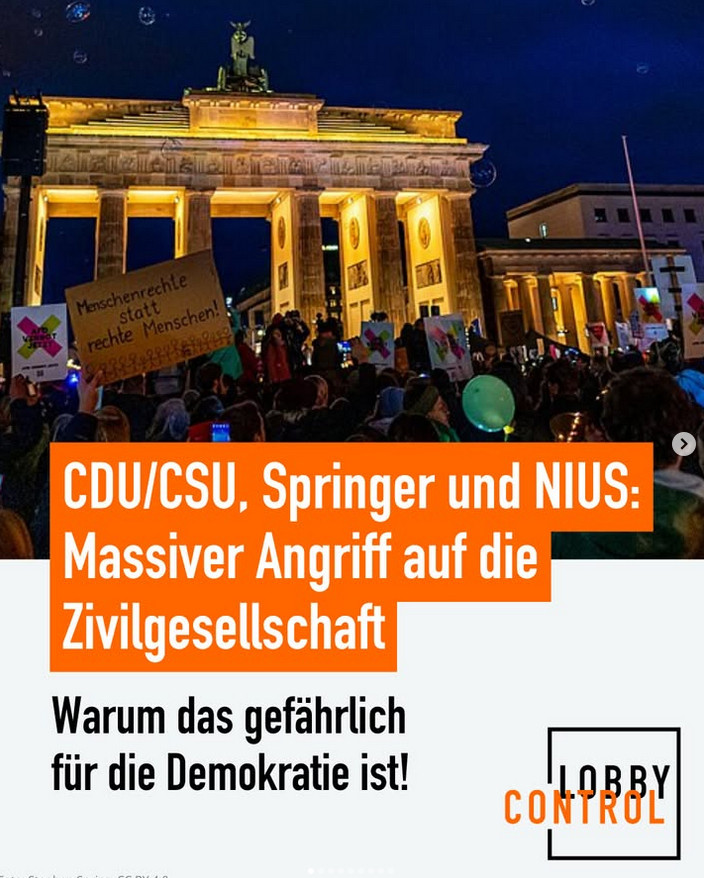 LobbyControl-Grafik. CDU/CSU, Springer und NIUS: Massiver Angriff auf die Zivilgesellschaft. Warum das gefährlich für die Demokratie ist! Bild: Proteste vor dem Brandenburger Tor, es ist dunkel, ein Schild ist zu lesen: Menschenrechte statt rechte Menschen.