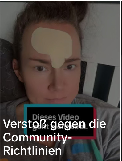 Screenshot der Videoansicht in meiner TikTok App. Du siehst mich im Bett liegend und in die Kamera schauen, darüber in weißer Schrift: Verstoß gegen die Community Richtlinien.