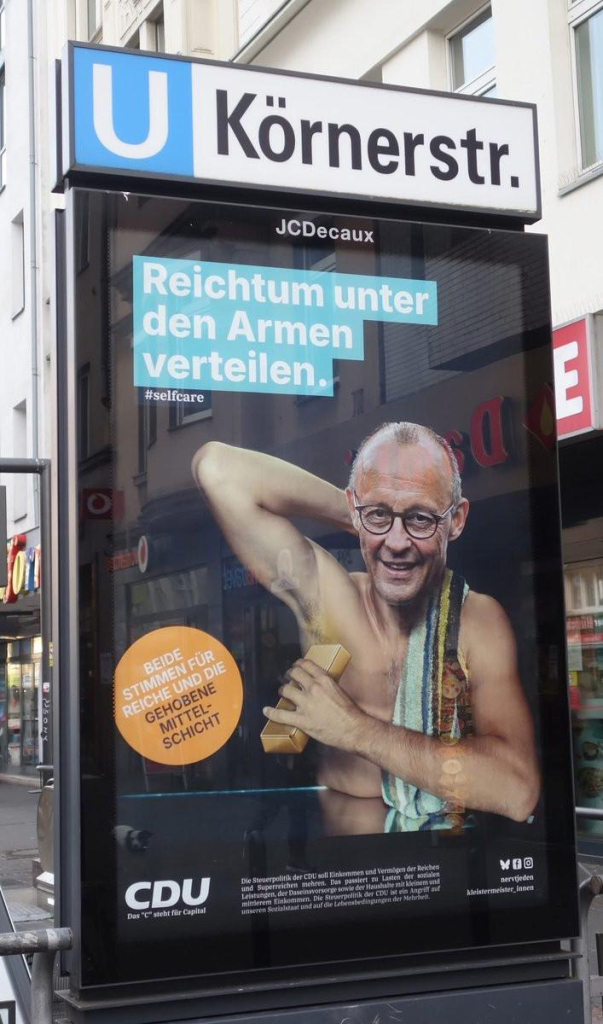 Fake CDU Plakat auf dem steht "Reichtum unter den Armen verteilen". wobei ein halbnackter Merz einen Goldbarren unter seinen Arm hält.