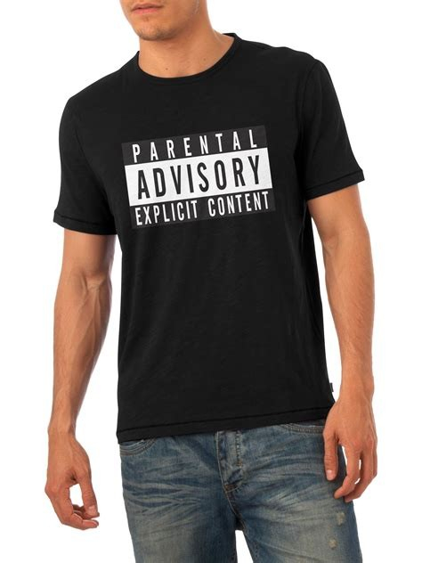 Black t-shirt with the "Parental advisory explicit content" logo 