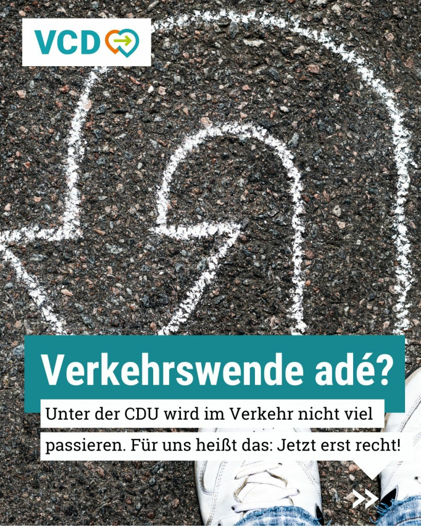 Man sieht einen großen Pfeil, der erst nach oben und dann nach unten geht (Bedeutung: bitte wenden), der mit Kreide auf die Straße gemalt wurde. Text im Bild: Verkehrswende adé? Unter der CDU wird im Verkehr nicht viel passieren. Für uns heißt das: Jetzt erst recht!