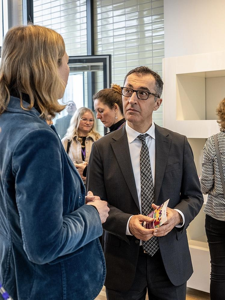 Bundesbildungsminister Cem Özdemir unterhält sich auf dem Fachkräftekongress 2025.