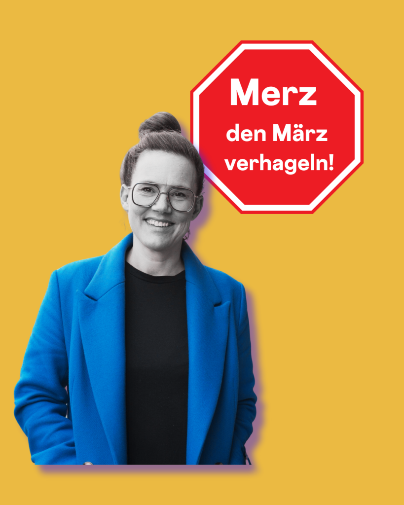 Katja in einem blauen Mantel und schwarzem Shirt. Gelber Hintergrund. Ein Stoppschild mit der Aufschrift: Merz den März verhageln!