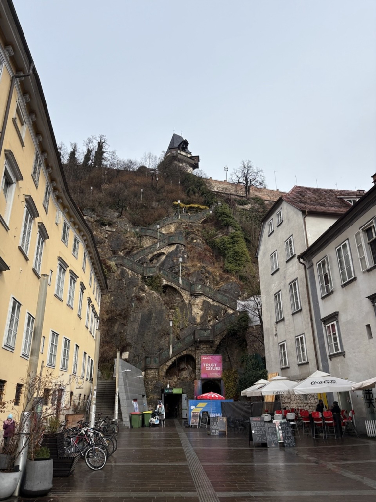 Hinter diesem Felsen ist der Aufzugsschacht mit der Rutsche