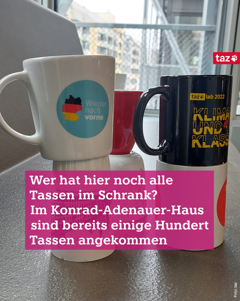 Einige gestapelte Becher in der taz-Kaffeeküche, darunter auch ein Werbegeschenk der CDU. Zitat: Wer hat hier noch alle Tassen im Schrank? Im Konrad-Adenauer sind bereits einige Hundert Tassen angekommen