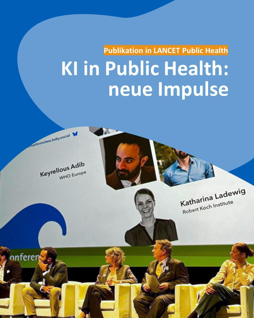 Dachzeile: Publikation in LANCET Public Health 
Text: KI in Public Health: neue Impulse
Das Bild zeigt eine Paneldiskussion auf einer Bühne mit fünf Personen, die auf weißen Sesseln sitzen. Die Teilnehmenden sind in formeller Kleidung, und einige halten Notizen in der Hand. Im Hintergrund ist eine große Leinwand zu sehen, auf der ein Ausschnitt einer Präsentation mit zwei Porträtfotos und Namen angezeigt wird: Keyrellous Adib (WHO Europe) und Katharina Ladewig (Robert Koch-Institut). Die Gestaltung enthält geschwungene blaue Formen im oberen Bereich.