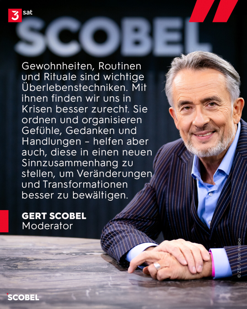 Bildbeschreibung: Gert Scobel sitzt im Studio am Tisch und lächelt in die Kamera. Im Hintergrund ist der Schriftzug der Sendung zu sehen. Zitat von Gert Scobel: "Gewohnheiten, Routinen und Rituale sind wichtige Überlebenstechniken. Mit ihnen finden wir uns in Krisen besser zurecht. Sie ordnen und organisieren Gefühle, Gedanken und Handlungen – helfen aber auch, diese in einen neuen Sinnzusammenhang zu stellen, um Veränderungen und Transformationen besser zu bewältigen."