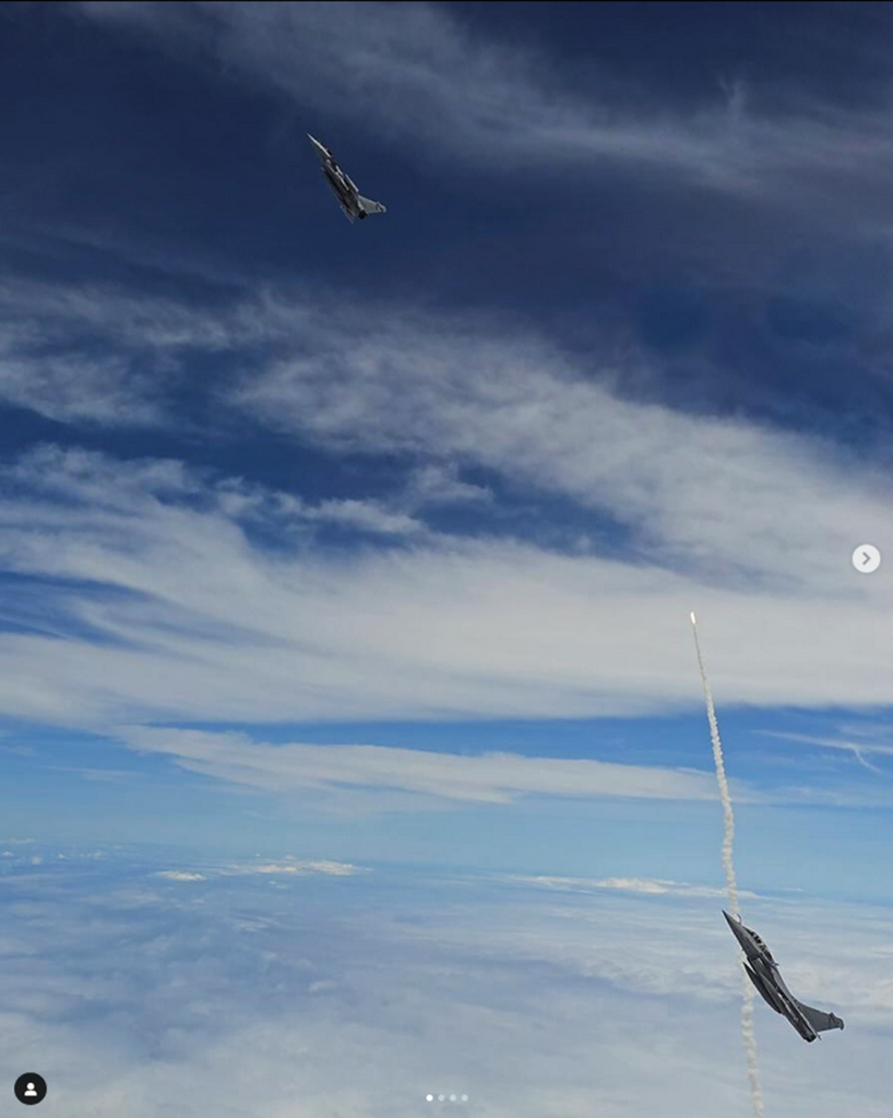 Foto des Raketenstarts über drn Wolken aufgenommen mit französischen Rafael Kampfflugzeugen im Bild