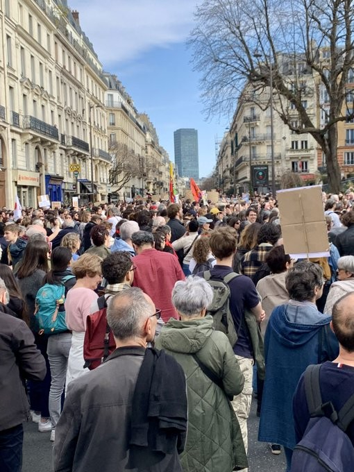 Huge crowd of protesters in central Paris